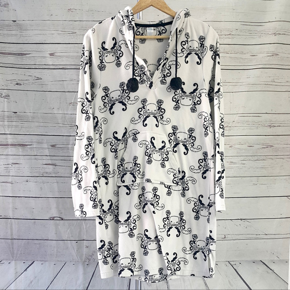 Free Play Other - Free Play white & black fleece hooded nightgown